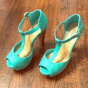 Breckelle Brina Peep Toe T-Strap Platform Heel